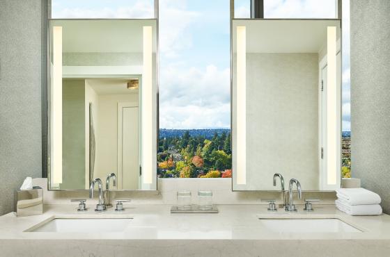 Studio Corner Suite Bathroom